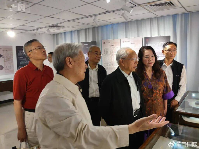 喻林祥上将参观砚文化展