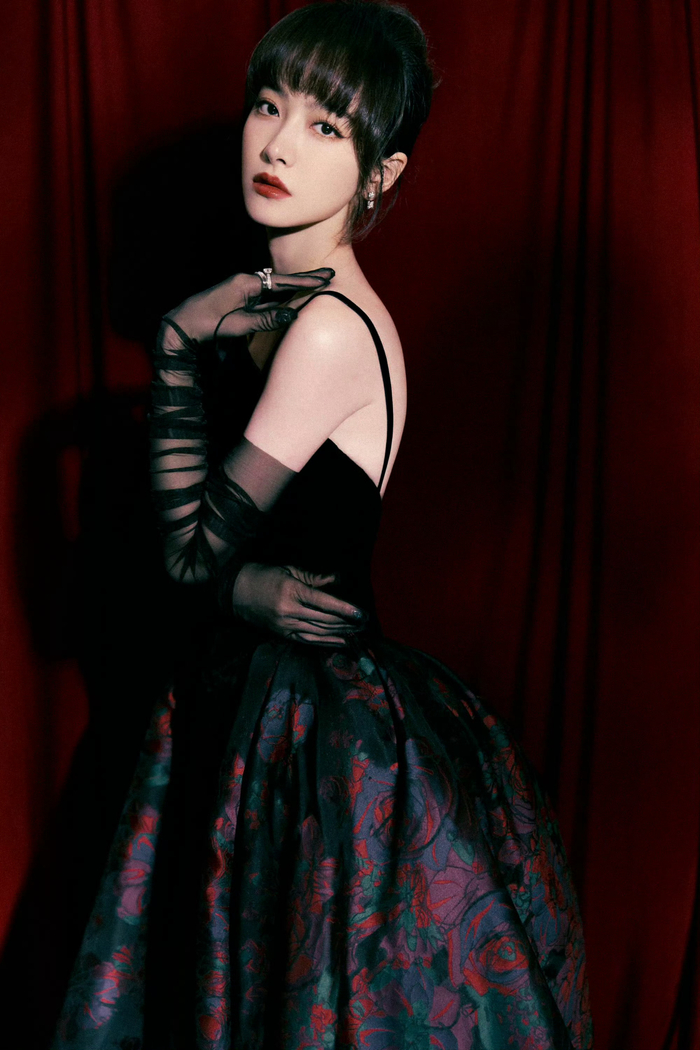 宋茜五彩斑斓的黑礼服