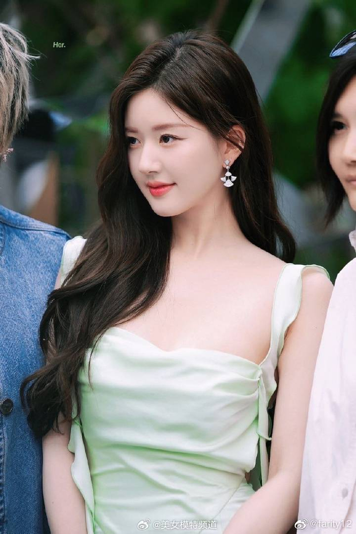 赵露思穿薄荷绿吊带露背长裙身材曼妙性感不失俏皮