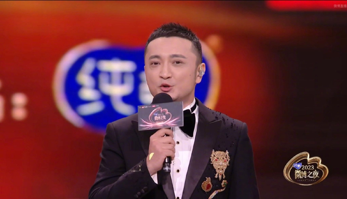 尼格买提主持微博之夜,稳重踏实,西服上的玉如意很亮眼