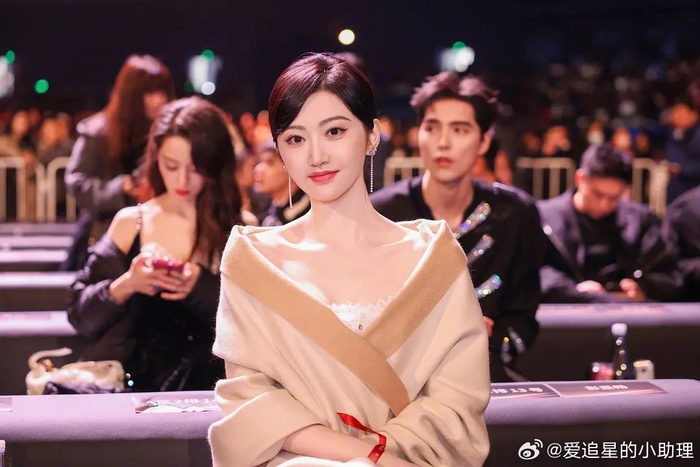 景甜赵露思白鹿刘诗诗内场披肩造型谁秒了
