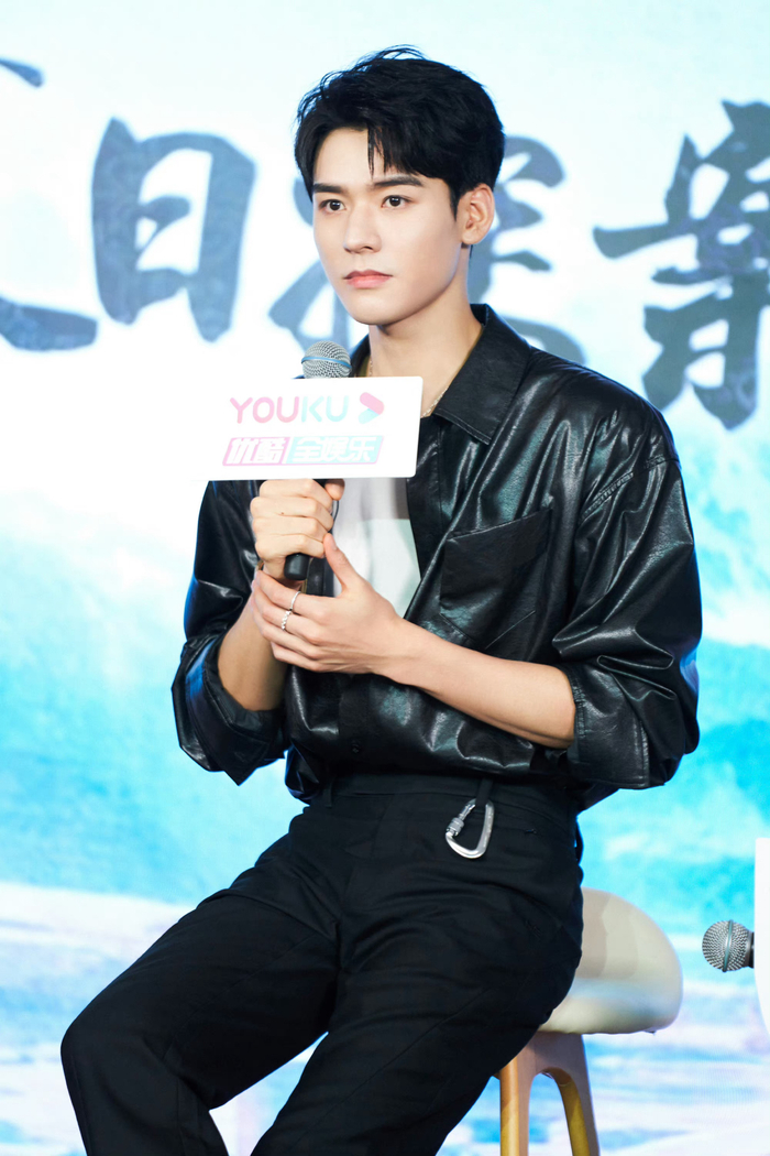 龚俊花絮图allblack皮衣造型有种崭新的清爽感