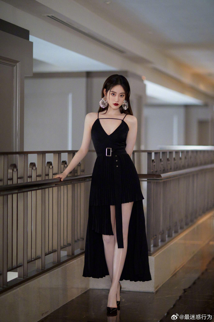 祝绪丹红唇黑色吊带裙写真壁纸