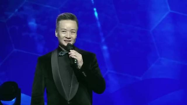 "阎师高徒"师生演唱会上,歌唱家阎维文携傲日其愣演唱《天边》