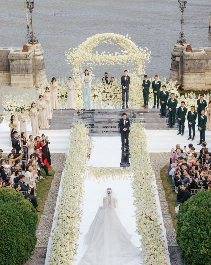 大婚当天的主婚纱来自澳洲品牌paolo sebastian,婚纱有着超长的拖尾