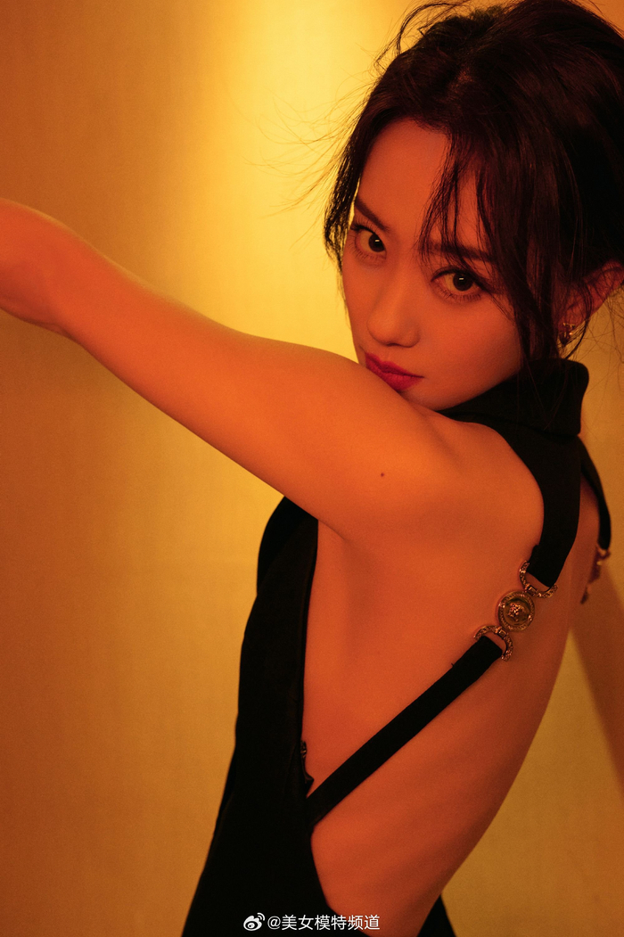 张小斐黑色露背长裙