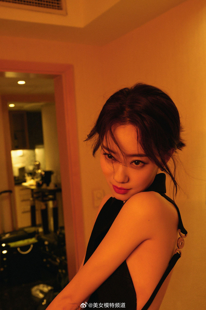 张小斐黑色露背长裙