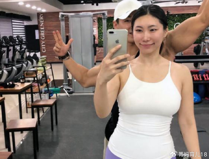 42岁阿姨倒追25岁健身教练,火速结婚并生下双胞胎,后悔了吗
