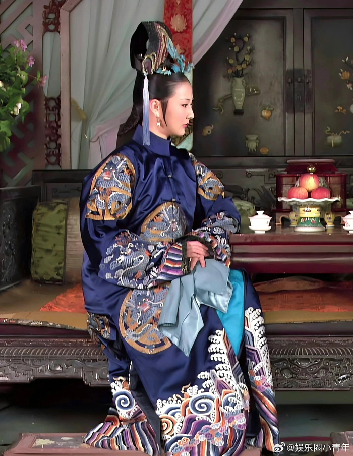 徐璐演玉娆的时候才16岁却可以完美hold住这件吉服