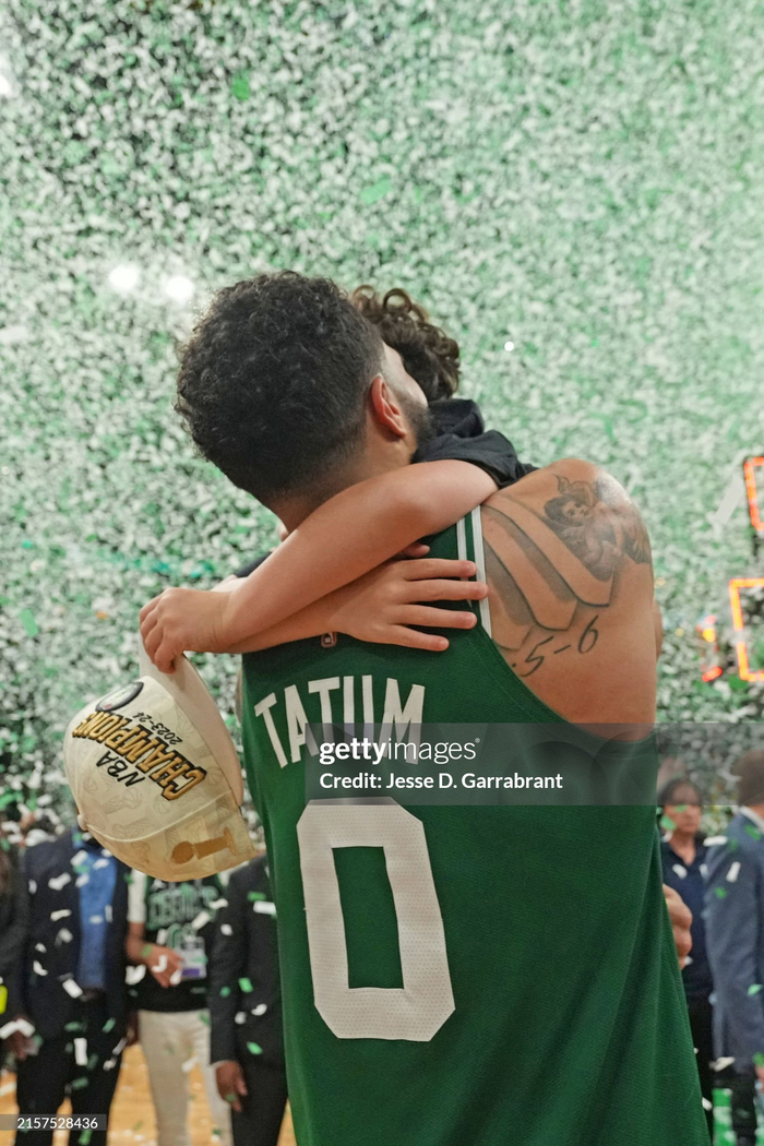 看到塔图姆高举deuce这组图,自动脑补《狮子王》辛巴被举起来时的bgm