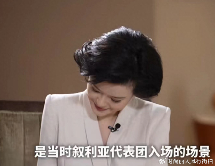 央视美女主播邹韵采访叙利亚总统穿西装谈吐优雅不输董卿超牛