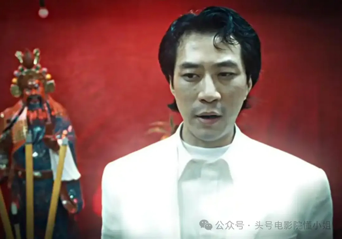 这个角色气质亦正亦邪，城府极深，行事风格让人捉摸不透，他很少亲自动手，却总能在关键时刻几句话左右剧情走向。