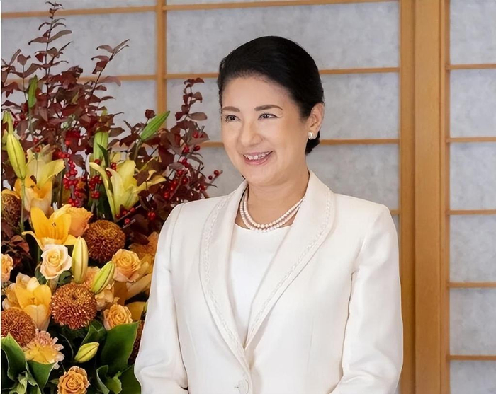日本雅子皇后59岁官方生日照来了！白裙高贵优雅，爱子公主却显老|佳子公主|皇室|造型|日本皇室_新浪新闻