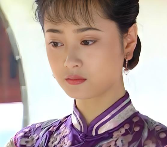 在2001年,她成功塑造了《情深深雨濛濛》中的"傅文佩"一角,这标志着她