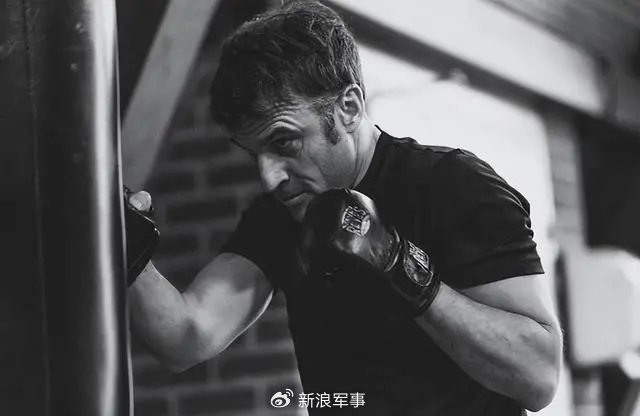 45岁马克龙晒"硬汉照",打沙袋表情凶狠,在马赛被妇