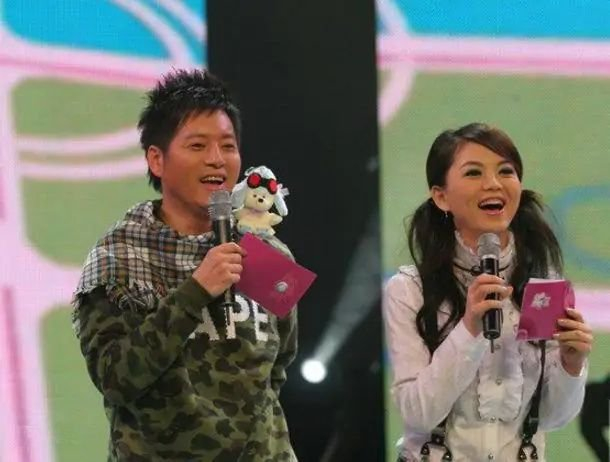 嫁富豪后隐退,手捧鲜花迎接17岁儿子下考|仇晓|汪涵|龙丹妮_新浪新闻