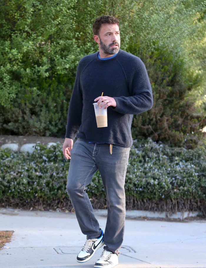 本阿弗莱克一个人在好莱坞外出喝奶茶04的街拍