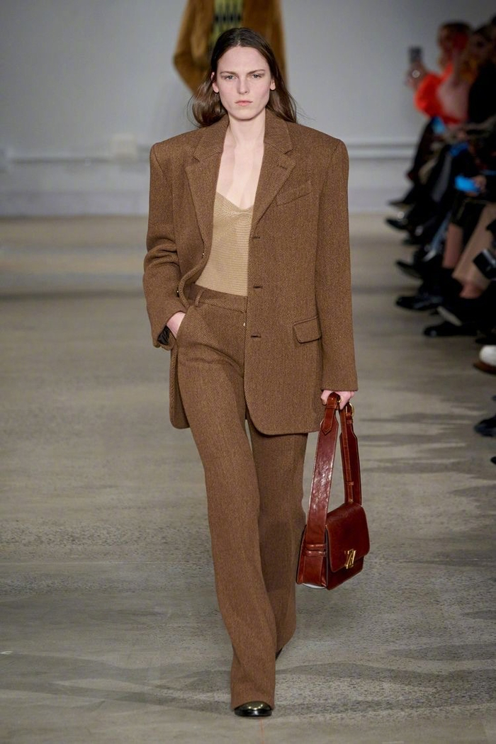 美拉德配色穿搭———-穿搭公式:将棕色与同色系配搭