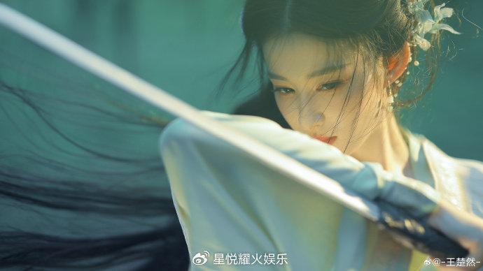【王楚然古风大片曝光:侠女英姿,冷毅飒爽,仙侠风范尽显】__财经头条