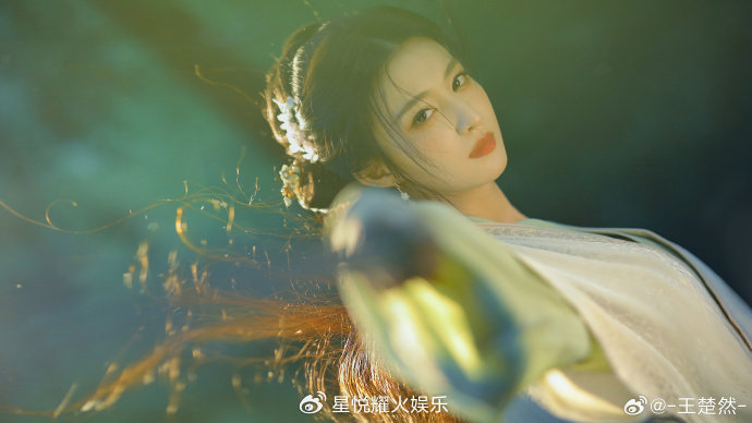 【王楚然古风大片曝光:侠女英姿,冷毅飒爽,仙侠风范尽显】__财经头条