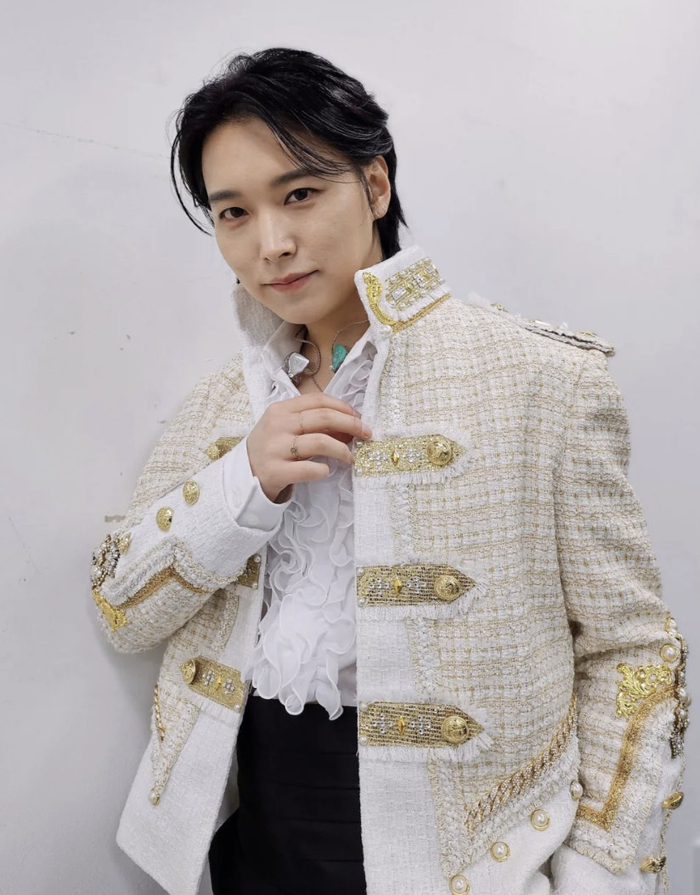 18日,据韩媒,李晟敏与sm合约到期,离开sm签约trot公司