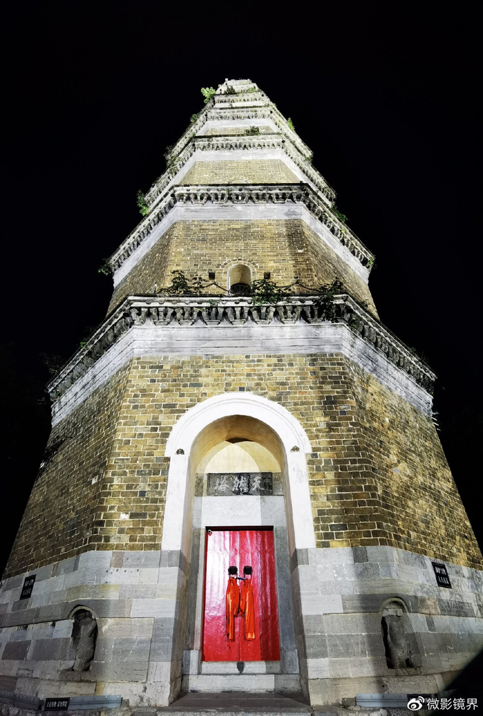 湖北宜昌:夜游长江堤岸景色,观赏天然古塔神韵