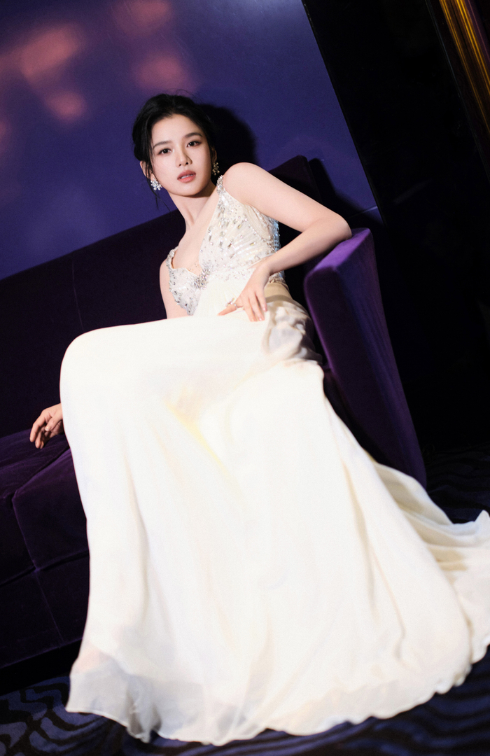 张婧仪在兰蔻菁纯艺术展上穿着jennypackham