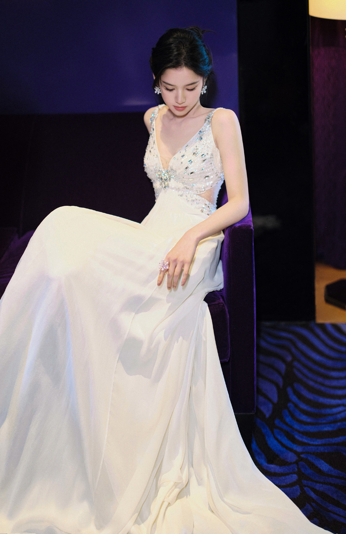 张婧仪在兰蔻菁纯艺术展上穿着jennypackham