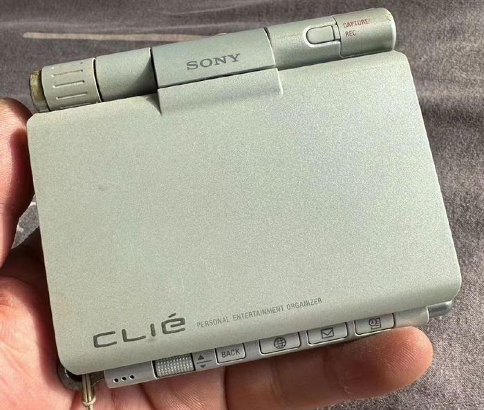 二十年前的索尼掌上电脑,采用palm系统,外观仍不过时|索尼|电脑|记忆