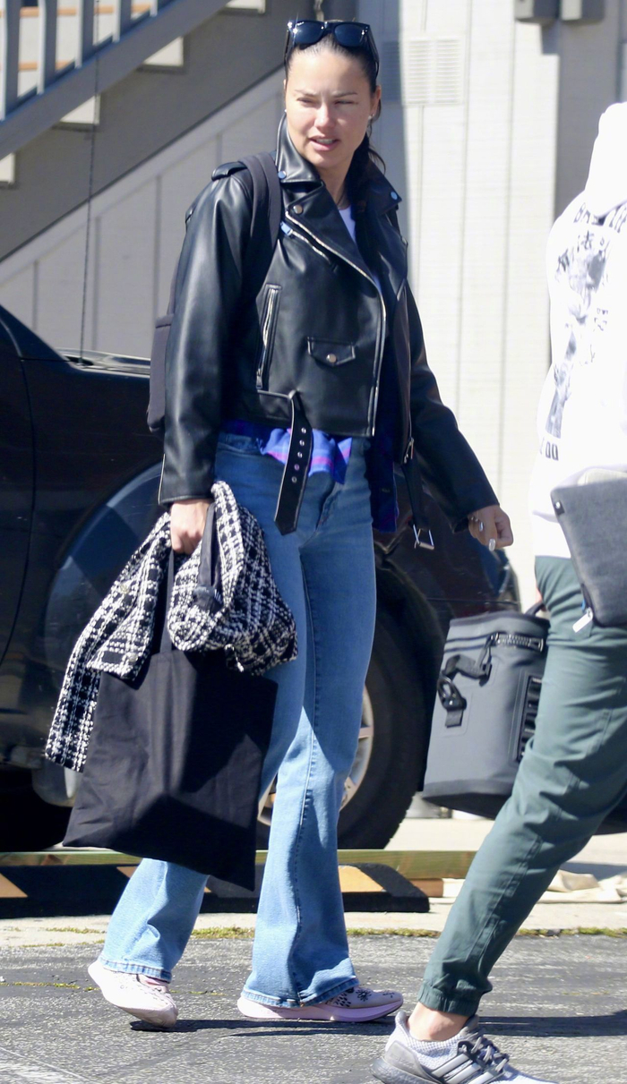 当地时间4月3日利马adrianalima和男友在洛杉矶外出被拍看腿