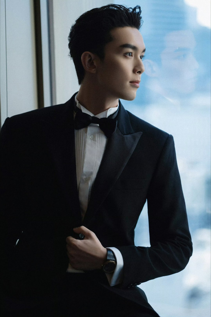 吴磊西装背头造型亮相东京电影节