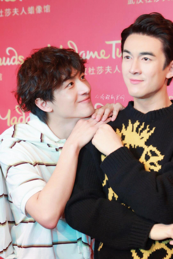 我说谁呢林更新早期与蜡像合照他俩真的天仙配