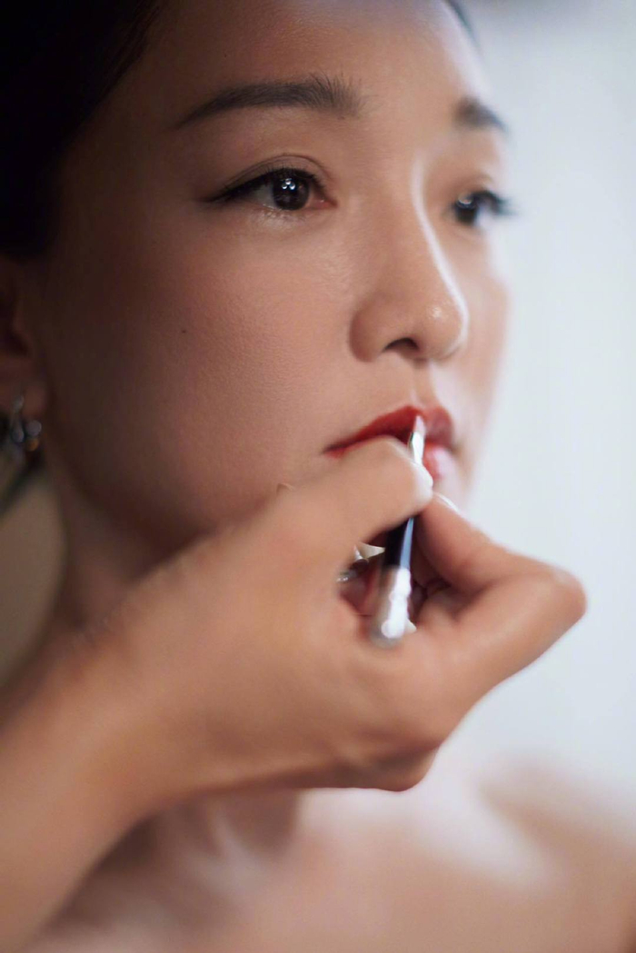 周迅亮相活动现场,直播镜头中举手投足尽显优雅知性……__财经头条