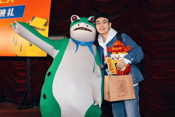 大鹏为了宣传年会真是拼到家了