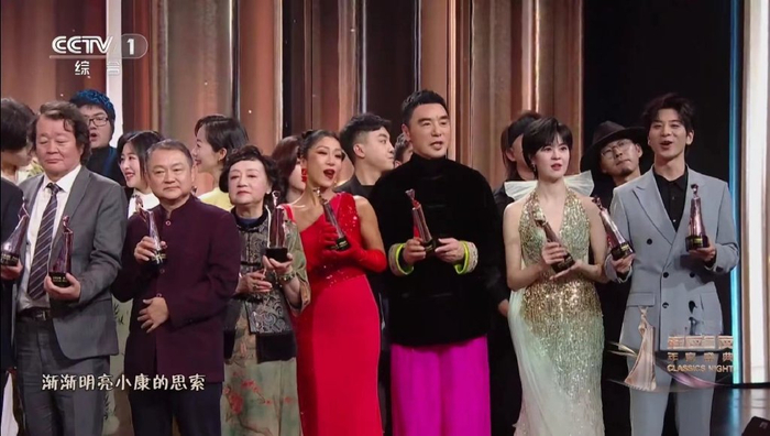 央视《经典之夜》,台上老泪纵横,台下热血沸腾,有一点