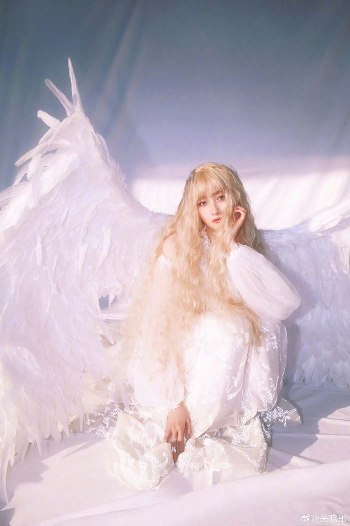 起猛了看到天使了被关晓彤限定版天使妆造美到了