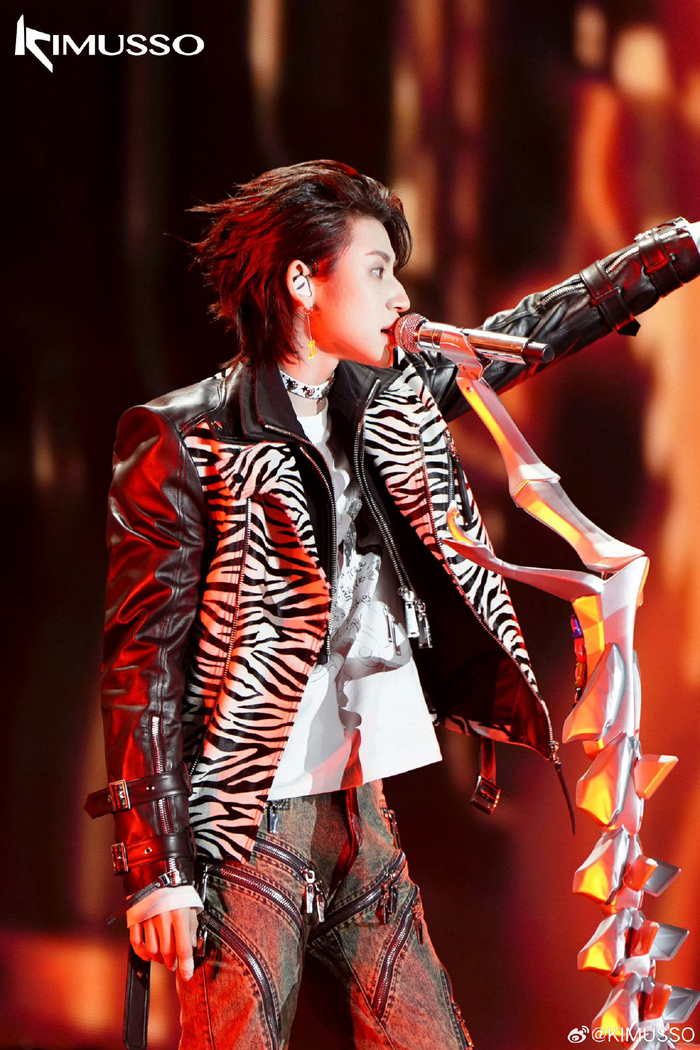 小鬼小鬼王琳凯身穿中国十佳时装设计师龙晶