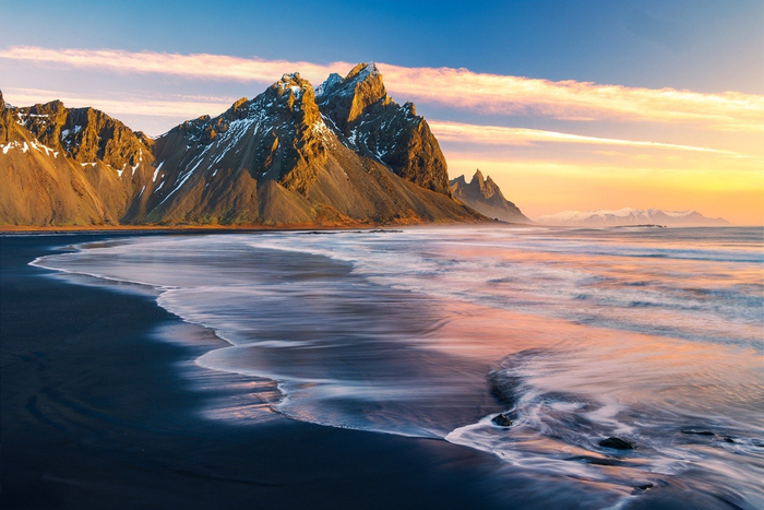 金色月落,彩霞满天,早上的冰岛蝙蝠山,油画般的美丽