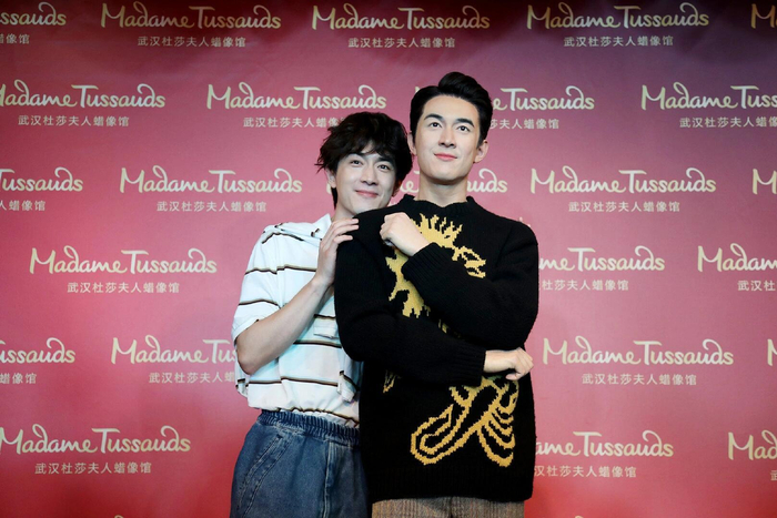 林更新早期旧照看自己蜡像的表情好深情哈哈哈哈哈合照也是各种姿势