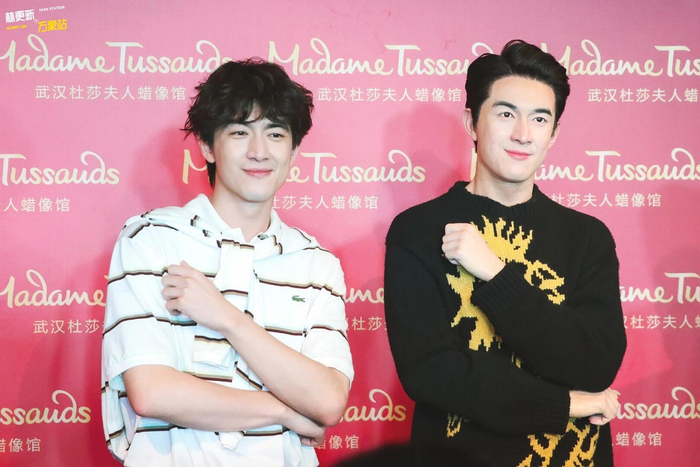 林更新早期旧照看自己蜡像的表情好深情哈哈哈哈哈合照也是各种姿势