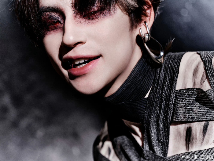 今日发布一组全新暗黑风格写真,黑色和红色撞色显得更加态度鲜明有
