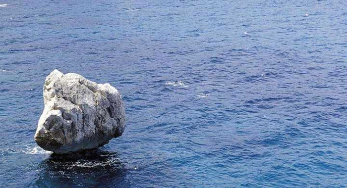 石头漂在水面上!日本火山喷发出现“浮石”,覆盖30平方公里海域