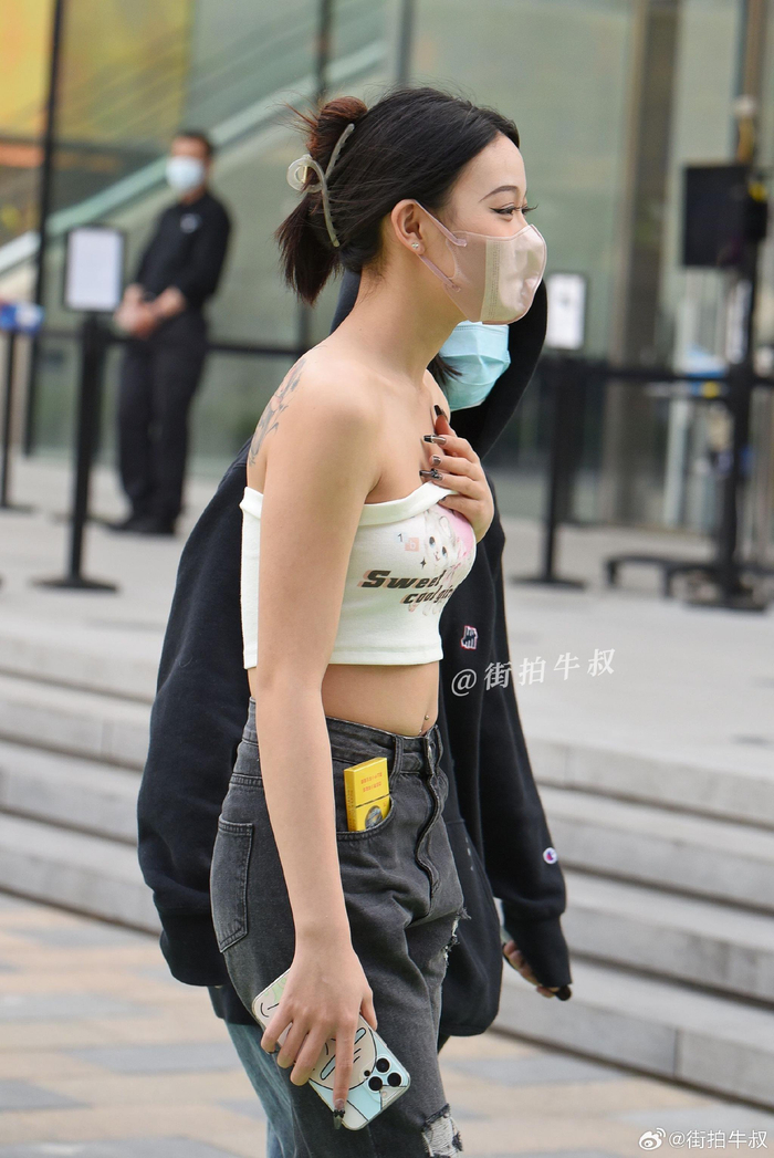 美女穿着甜酷的裹胸背心出街