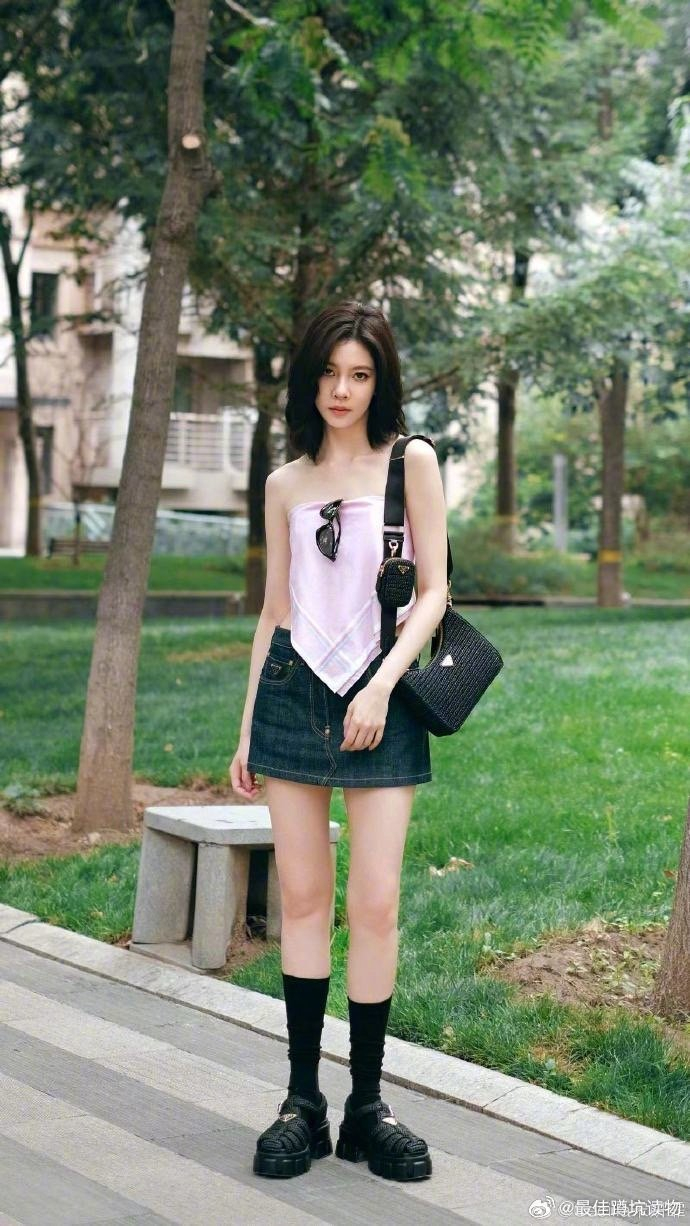宋妍霏的穿搭一向大胆,这次丝巾背心加黑色丝袜,你会为这样的创新点赞
