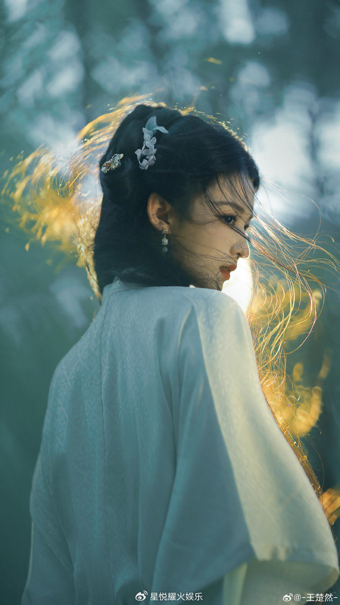 【王楚然古风大片曝光:侠女英姿,冷毅飒爽,仙侠风范尽显】