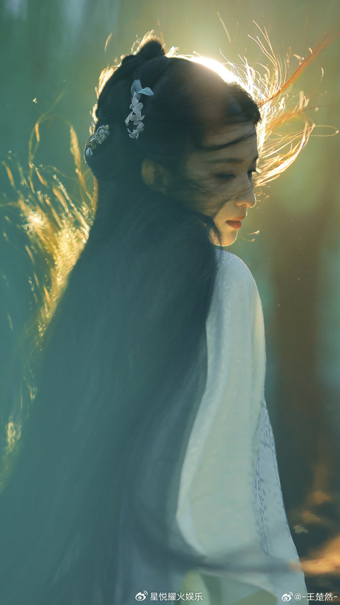 【王楚然古风大片曝光:侠女英姿,冷毅飒爽,仙侠风范尽显】