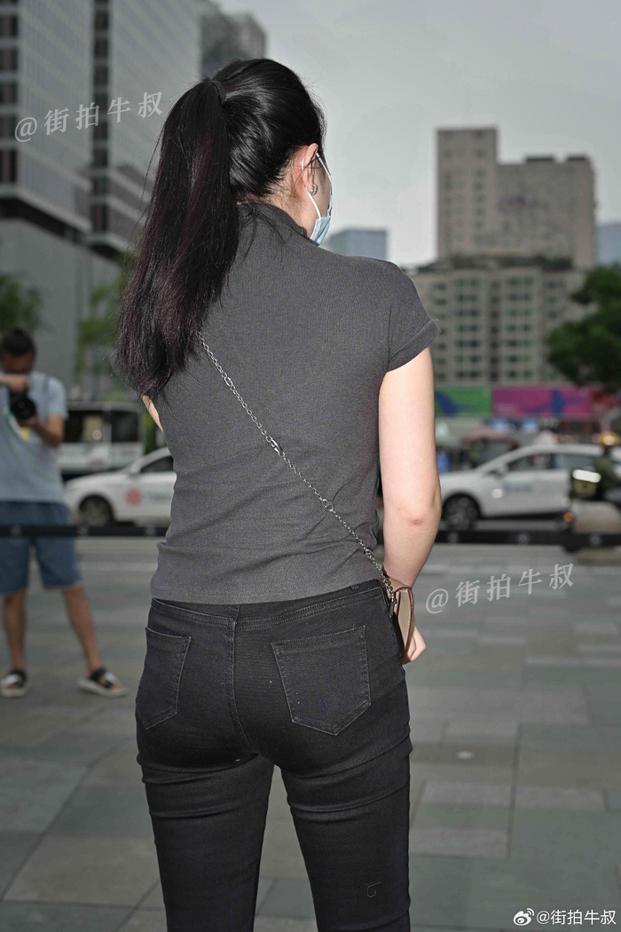 尖头高跟鞋搭配紧腿牛仔裤美