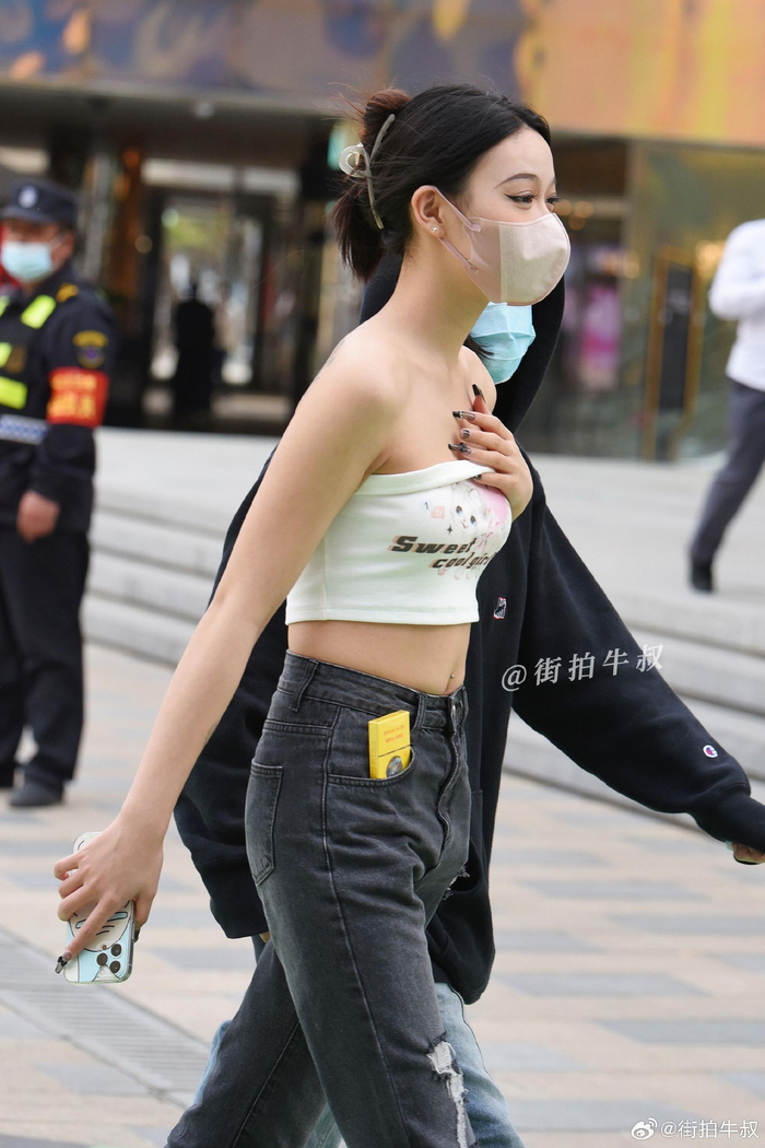 美女穿着甜酷的裹胸背心出街