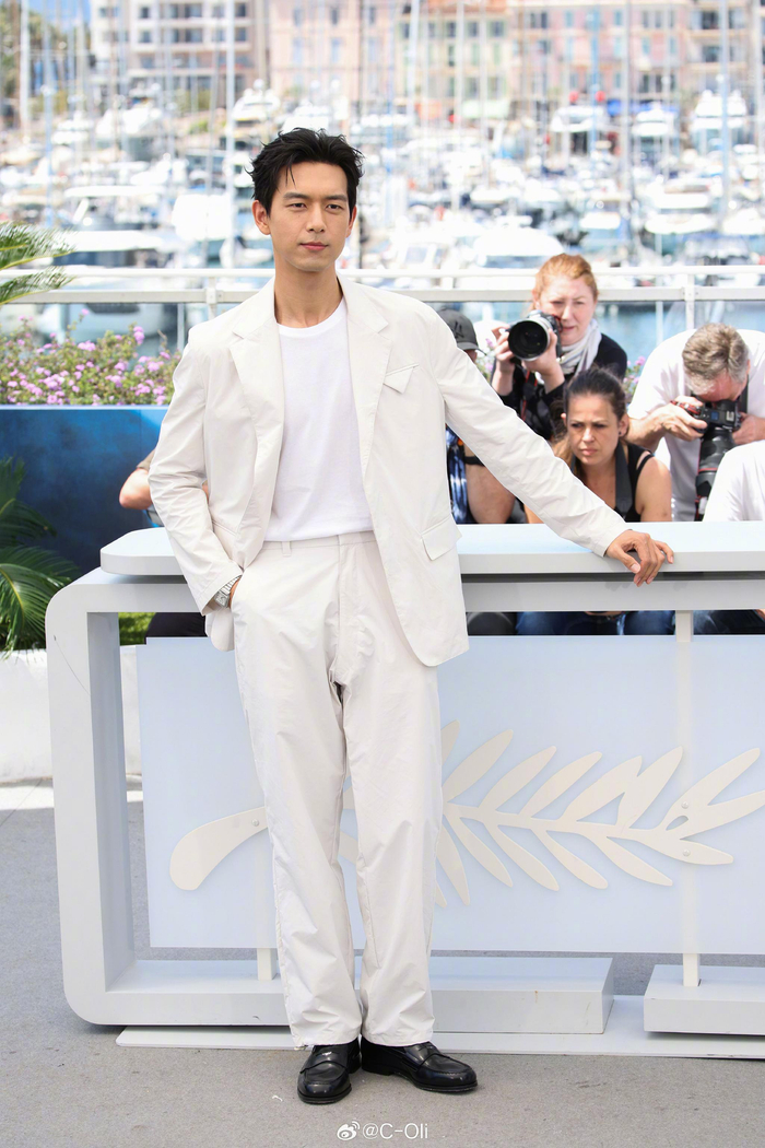 《酱园弄》戛纳photocall记者会上的演员白色西服套装