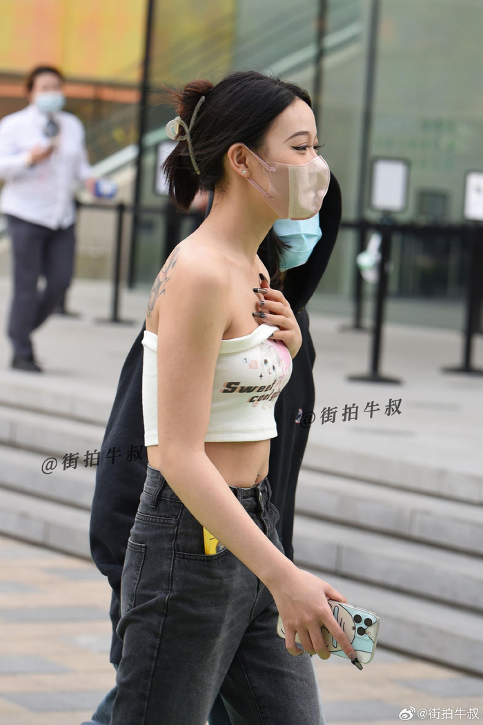 美女穿着甜酷的裹胸背心出街